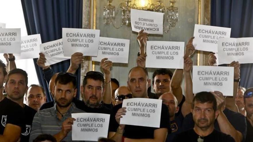 Bomberos protestando en el pleno de noviembre.