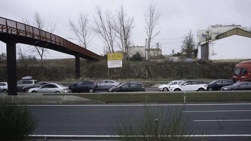 Los carriles de la autovía A-6 en sentido Madrid mantuvieron retenciones durante varias horas.
