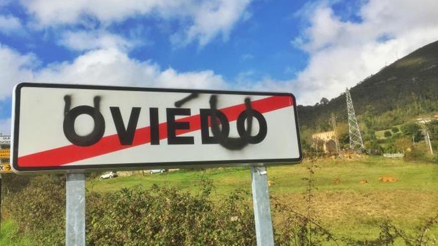 Un cartel con el nombre de Oviedo convertido en &quot;Uvieu&quot;, en el Naranco.