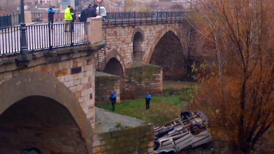 Fallece el conductor de una furgoneta al precipitarse por el Puente de Piedra