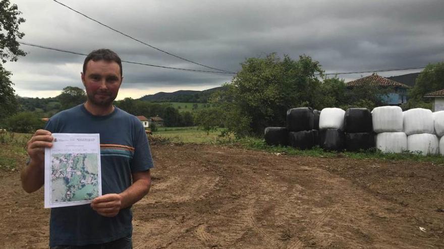 Pablo Menéndez, con el ortofotomapa en la finca de Vigaña.