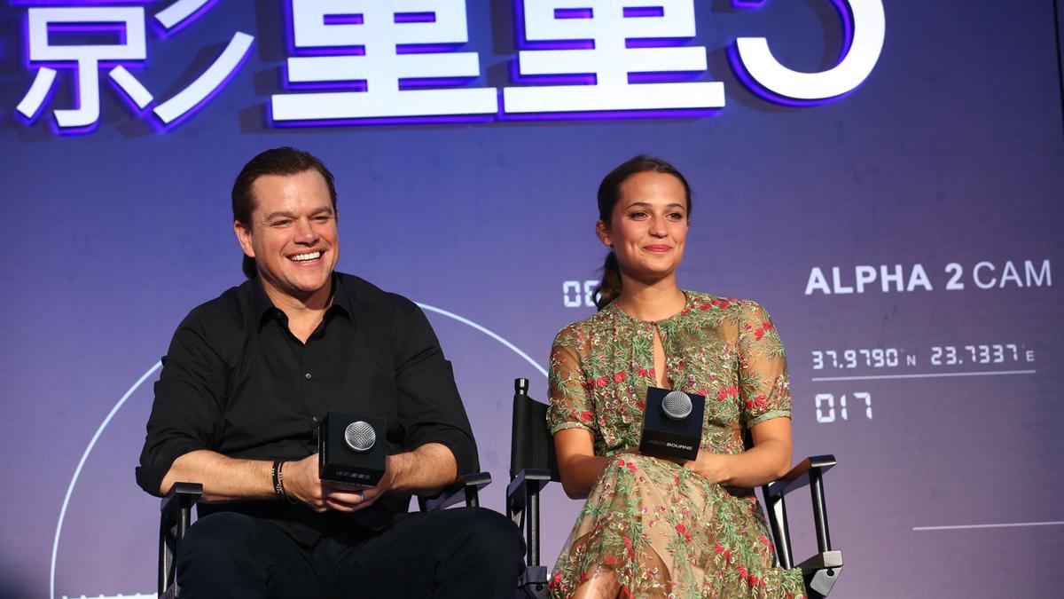 El look de Alicia Vikander con vestido de Gabriela Hearst en China