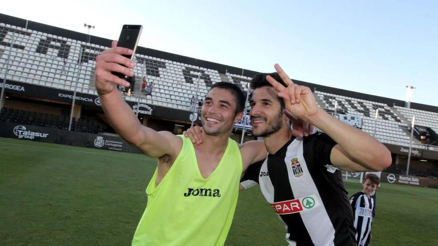 Jesús Álvaro junto a su compañero Míchel Zabaco, tras un partido de la pasada temporada.