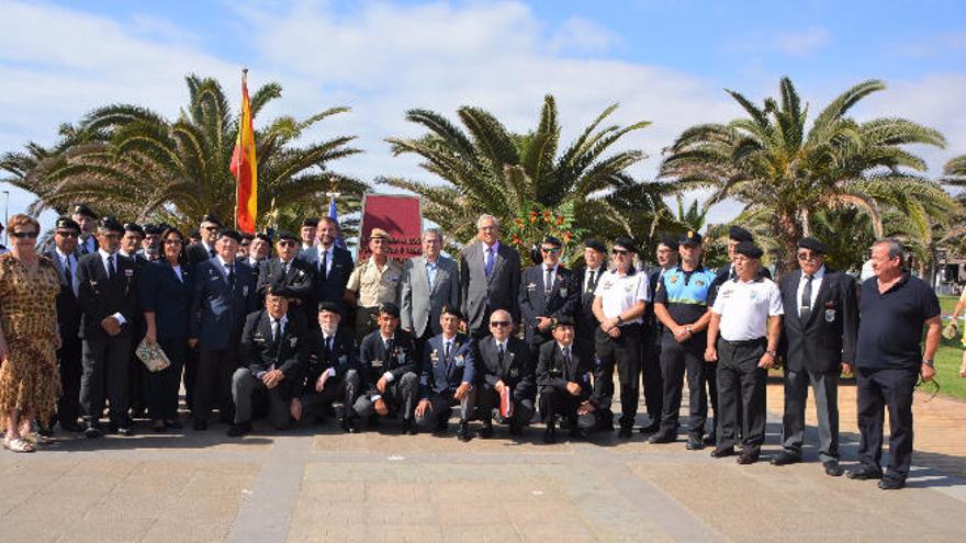 Homenaje en el Faro a 12 paracaidistas