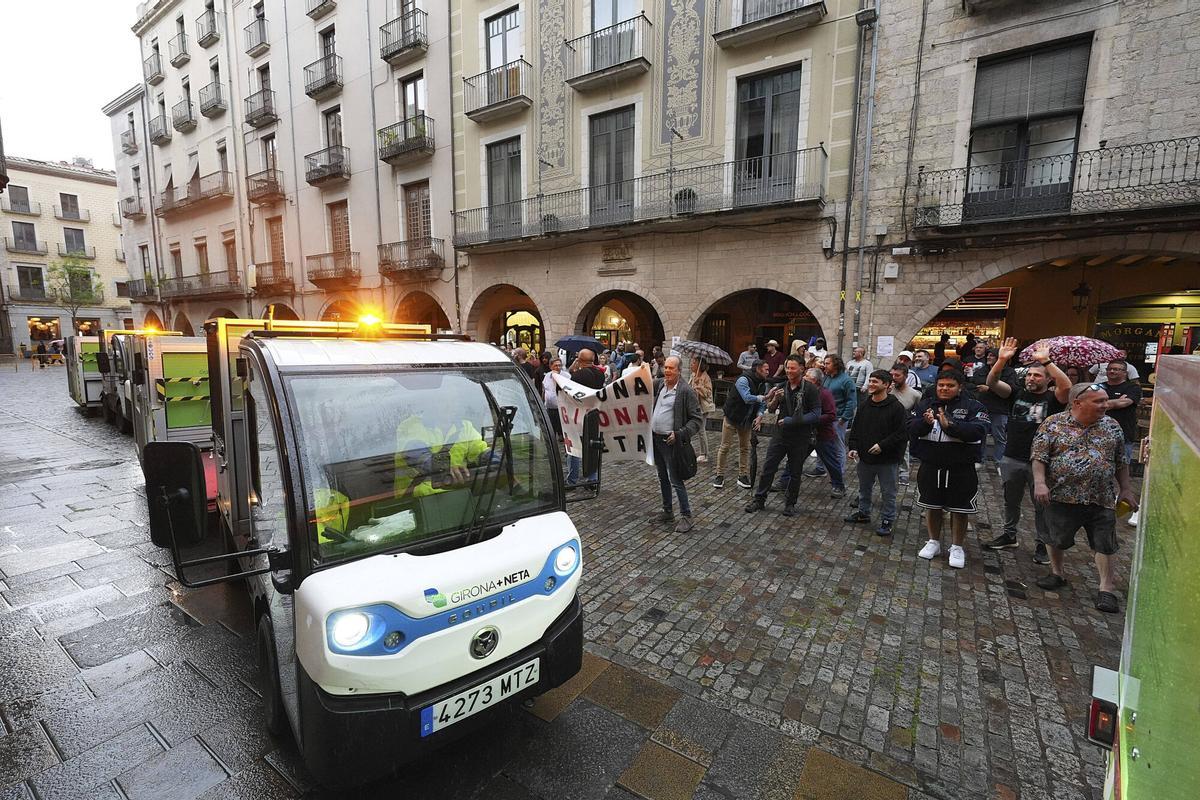 Girona plaça del Vi protesten els treballadors de Girona+Neta