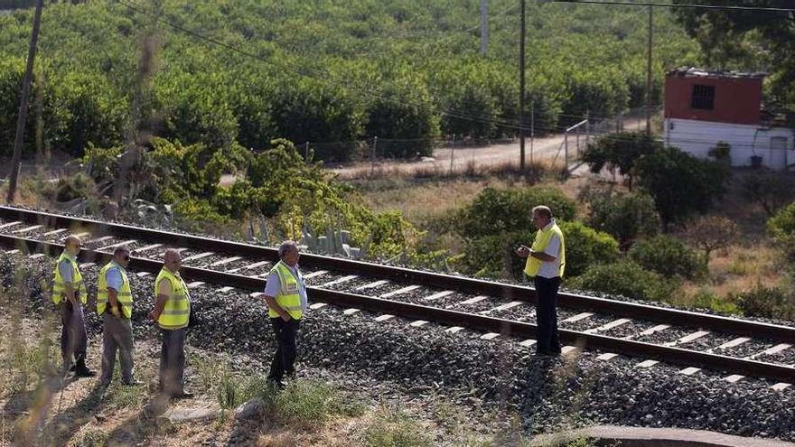 Técnicos de ADIF inspeccionan la zona de la vía férrea donde apareció el cuerpo de la niña. // Efe