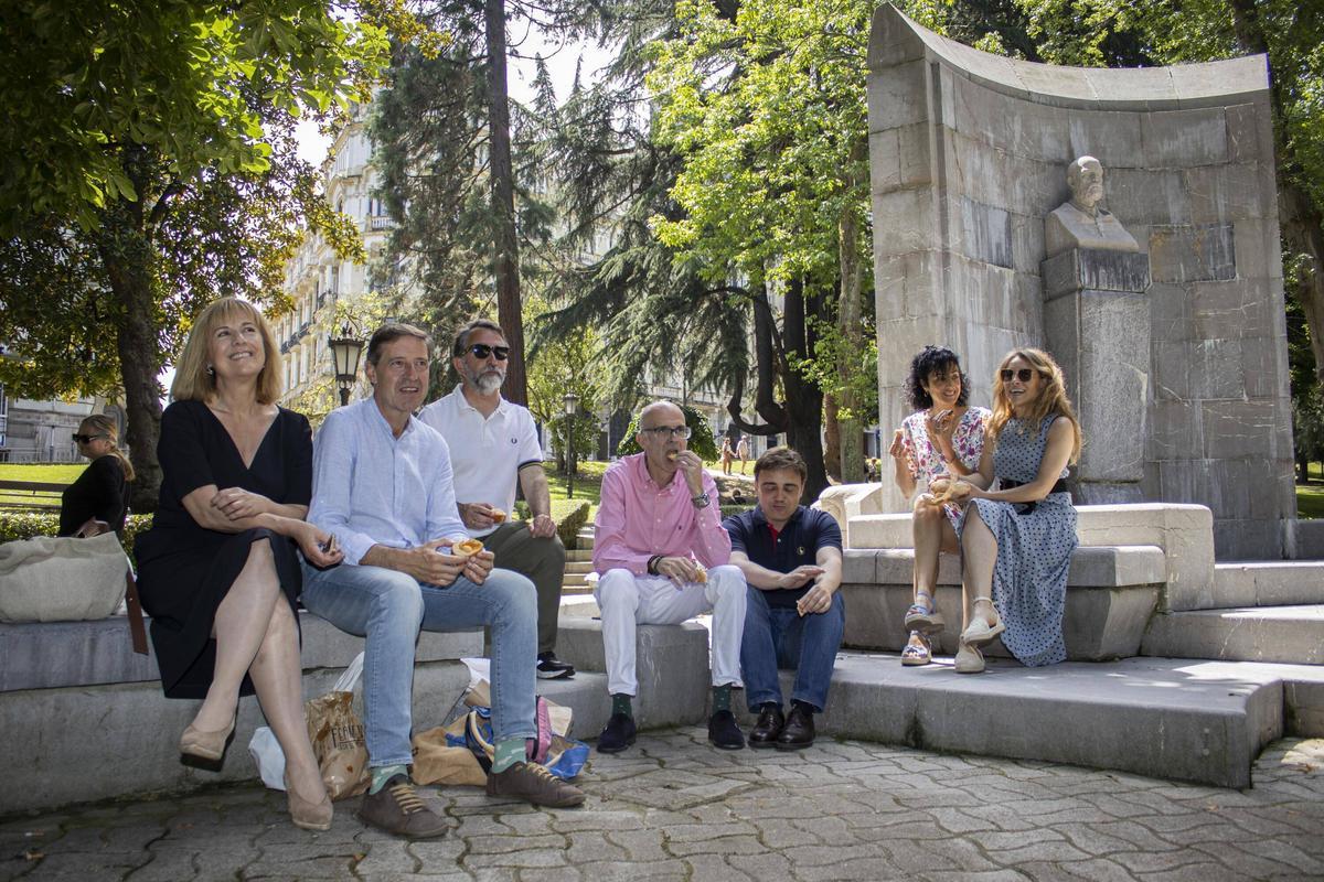 El nuevo grupo municipal del PSOE, ayer, en el Campo. Por la izquierda: Marisa Ponga, Carlos Fernández Llaneza, Juan Álvarez Areces, Jorge García Monsalve, Javier Ballina, Natalia Santa Bárbara y Sonia Fidalgo.