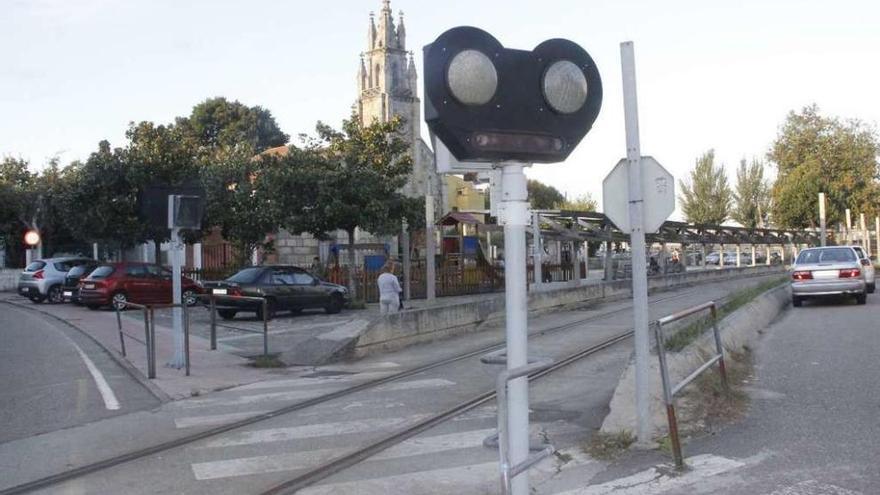 Estado actual que presenta la plaza de Placeres con los pasos a nivel. // Santos Álvarez