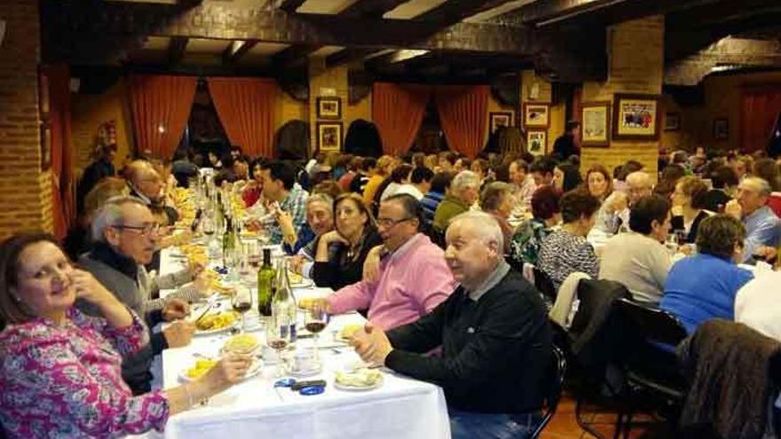 Concurrida cena benéfica de la AECC de Villalpando en el restaurante La Cañada Real.