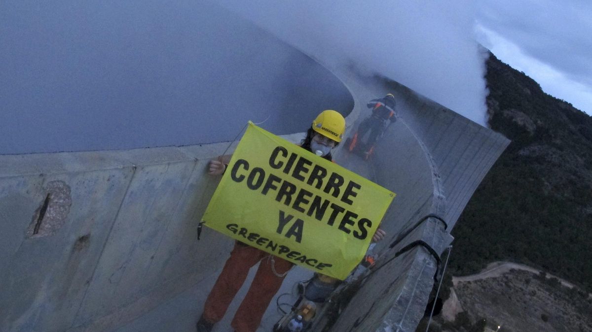 Protesta de Greenpeace en una de las torres de refrigeración de Cofrentes, en imagen de archivo.