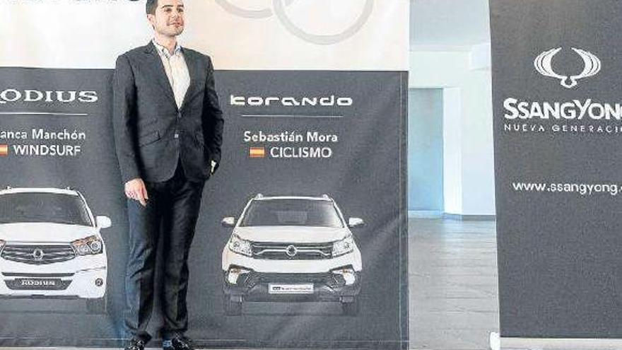 Sebastián Mora conduce un SsangYong