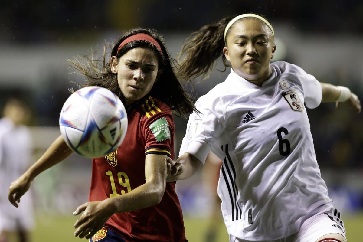 AMDEP6021. SAN JOSÉ (COSTA RICA), 28/08/2022.-  Ane Elexpuru (i) de España disputa el balón con Aemu Oyama de Japón hoy, en la final de la Copa Mundial Femenina Sub-20 entre España y Japón, en el estadio Nacional en San José (Costa Rica). EFE/Jeffrey Arguedas