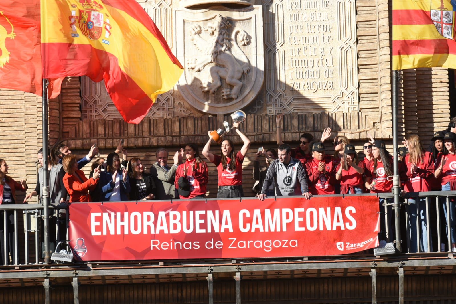 Baño de masas del Casademont Zaragoza en la plaza del Pilar y ofrenda de la Copa de la Reina a la Virgen del Pilar