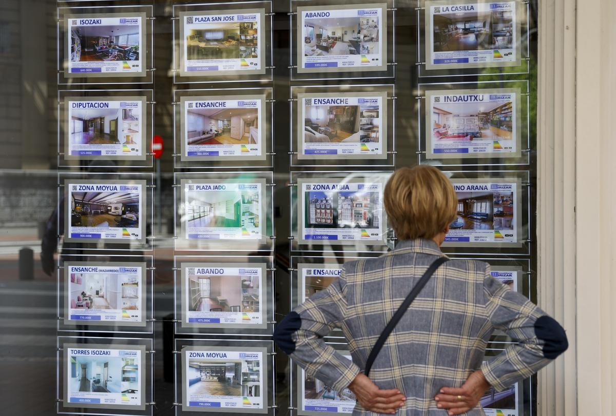 Imagen de archivo con una mujer mirando la oferta de viviendas en una inmobiliaria de Bilbao.EFE/Luis Tejido