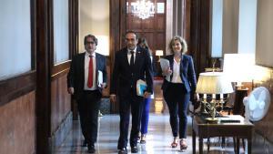 El presidente del Parlament, Josep Rull; la vicepresidenta primera de la Mesa, Raquel Sans; el vicepresidente segundo; David Pérez; i la secretaria primera, Glòria Freixa, llegando a la reunión de la Mesa.