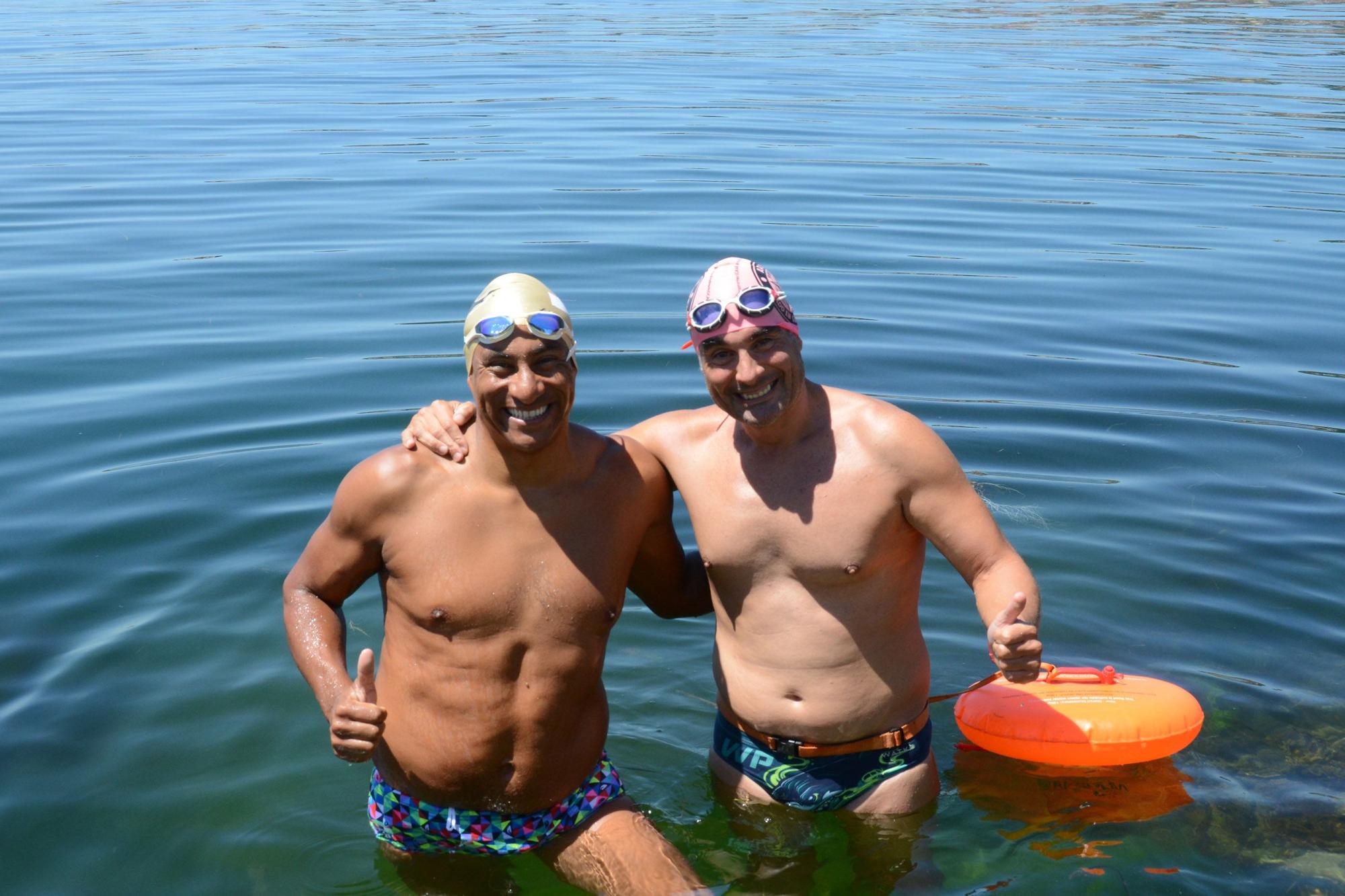 José Ferreira junto a su anfitrión, el moañés Jon Santaren, ayer en aguas de Meira.