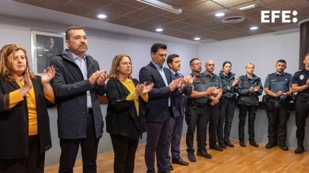 Minuto de silencio en San Javier por la muerte del Guardia Civil fallecido en Huelva.