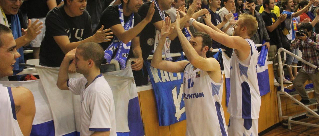 Pedro Rivero, ahora entrenador del HLA, festeja con la afición lucentina el ascenso logrado en la capital andorrana en 2013.