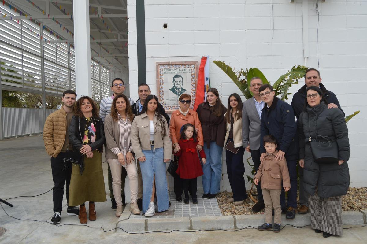 La familia de Francisco Tubío, en la inauguración con el centro que lleva su nombre en La Colonia.
