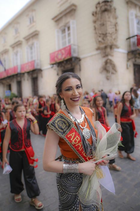 Desfile de abanderadas, ofrenda floral y procesión