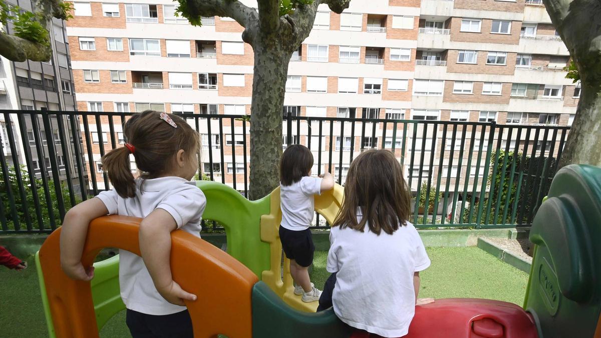 Niños jugando en un parque.