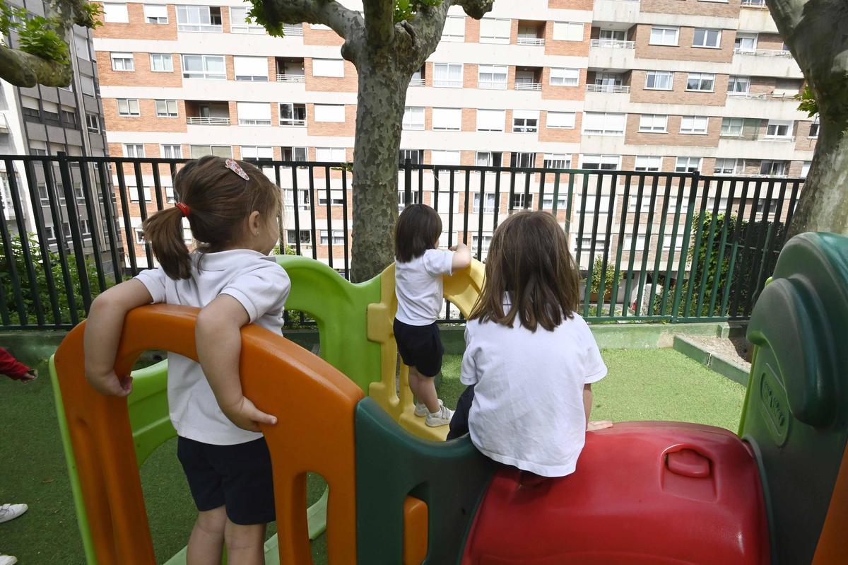 Niños jugando en un parque.