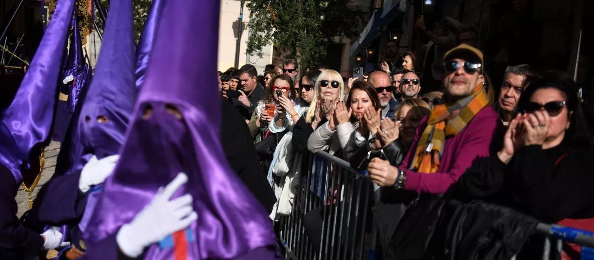 Varias personas en una procesión en Madrid