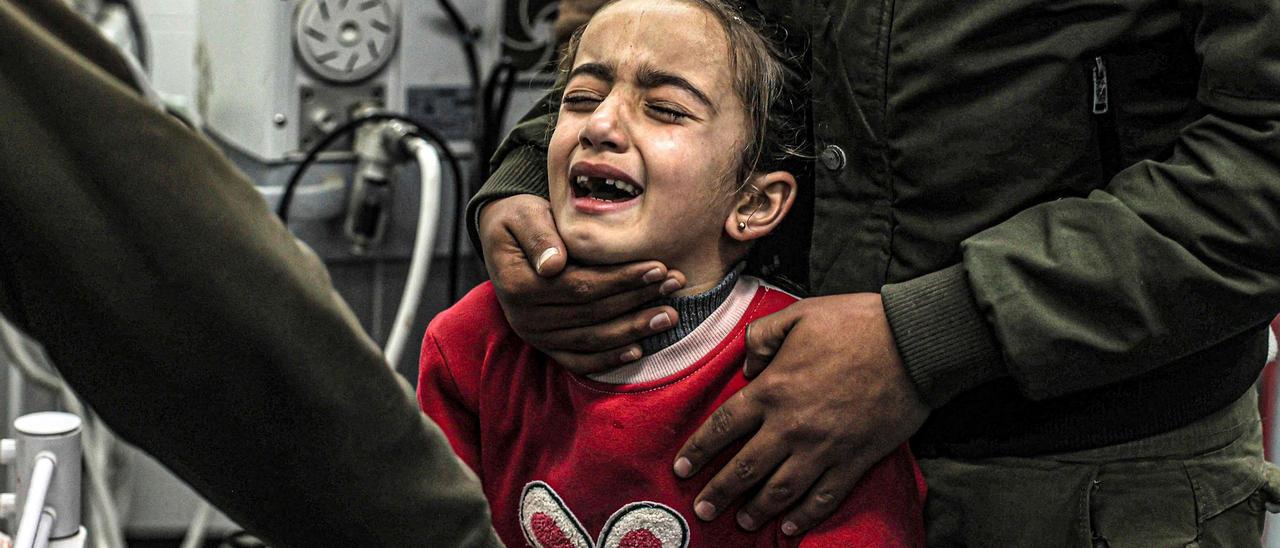 Una niña llora la pérdida de sus familiares en un bombardeo en Gaza, en un hospital de Jan Yunis.