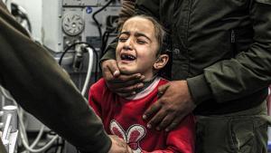 Una niña llora la pérdida de sus familiares en un bombardeo en Gaza, en un hospital de Jan Yunis.