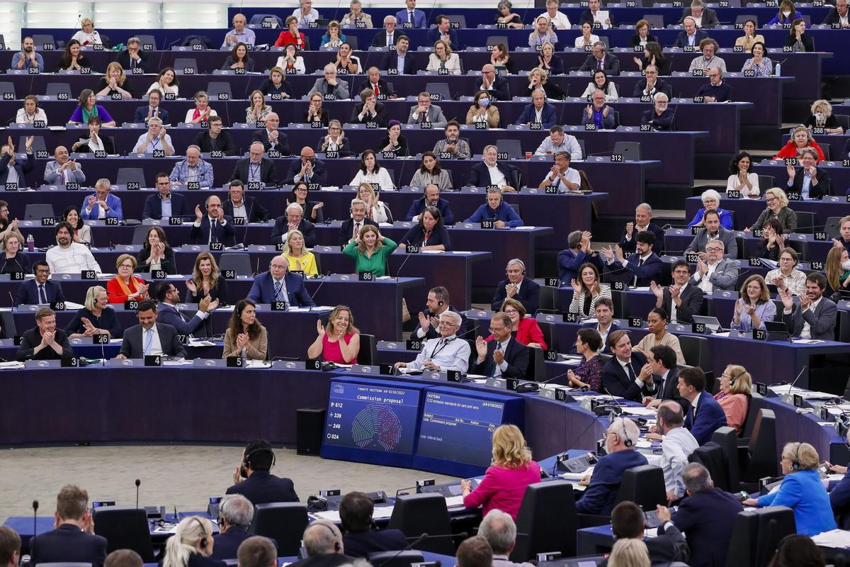 Miembros del Parlamento Europeo (MEP) durante una sesión de votación sobre el paquete fit for 55, en el Parlamento Europeo en Estrasburgo. Los eurodiputados votarán ocho textos legislativos del paquete fit for 55, que debería permitir luchar contra el cambio climático mediante la reducción de las emisiones de gases de efecto invernadero como el plan de la Unión Europea para reducir las emisiones de GEI en al menos un 55 por ciento para 2030. Strasbourg (France), 08/06/2022.- Members of European Parliament (MEP) during a voting session on the fit for 55 package, at the European Parliament in Strasbourg, France, 08 June 2022. MEPs will vote on eight legislative texts of the Fit for 55 package, which should make it possible to fight against climate change by reducing greenhouse gas emissions as the European Unions plan to reduce GHG emissions by at least 55 percent by 2030. (Francia, Estrasburgo) EFE/EPA/JULIEN WARNAND. EUROPARLAMENTO. EROPARLAMENTARIOS Miembros del Parlamento Europeo (MEP) durante una sesión de votación sobre el paquete fit for 55, en el Parlamento Europeo en Estrasburgo. Los eurodiputados votarán ocho textos legislativos del paquete fit for 55, que debería permitir luchar contra el cambio climático mediante la reducción de las emisiones de gases de efecto invernadero como el plan de la Unión Europea para reducir las emisiones de GEI en al menos un 55 por ciento para 2030. Strasbourg (France), 08/06/2022.- Members of European Parliament (MEP) during a voting session on the fit for 55 package, at the European Parliament in Strasbourg, France, 08 June 2022. MEPs will vote on eight legislative texts of the Fit for 55 package, which should make it possible to fight against climate change by reducing greenhouse gas emissions as the European Unions plan to reduce GHG emissions by at least 55 percent by 2030. (Francia, Estrasburgo) EFE/EPA/JULIEN WARNAND. EUROPARLAMENTO. EROPARLAMENTARIOS
