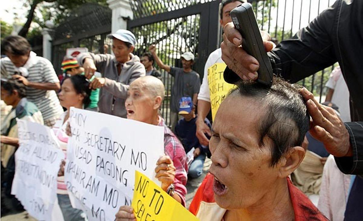 Agricultors filipins es rapen el cap durant una protesta convocada als voltants del Palau Presidencial a Manila (Filipines). El president filipí, Benigno Aquino III, va instar els agricultors a començar la distribució de les seves terres de cultiu segons ordena la llei integral de reforma agrària.