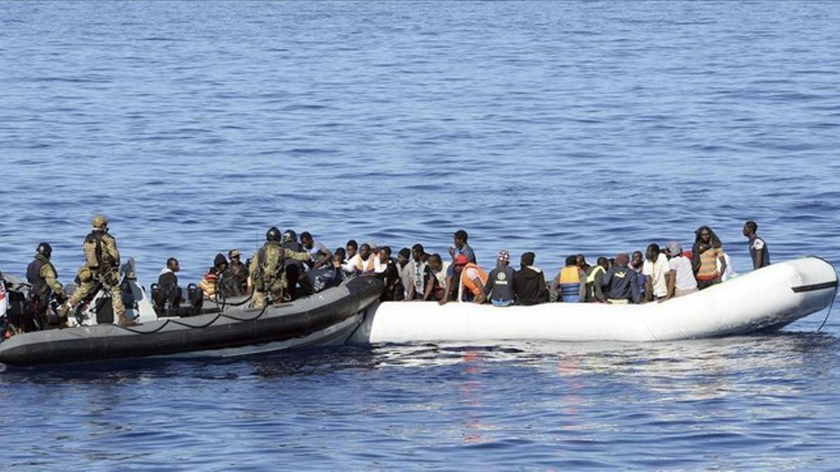 Imagen de archivo del rescate de un grupo de inmigrantes en el Mediterráneo a cargo de marinos británicos, el 28 de octubre del 2015.