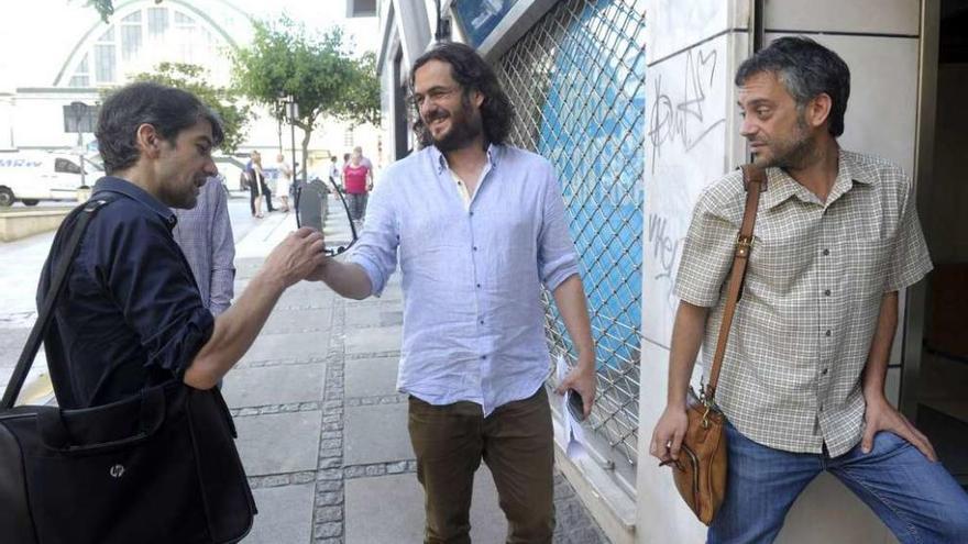 Jorge Suárez, Antón Sánchez y Xulio Ferreiro, minutos antes de empezar la reunión en A Coruña.