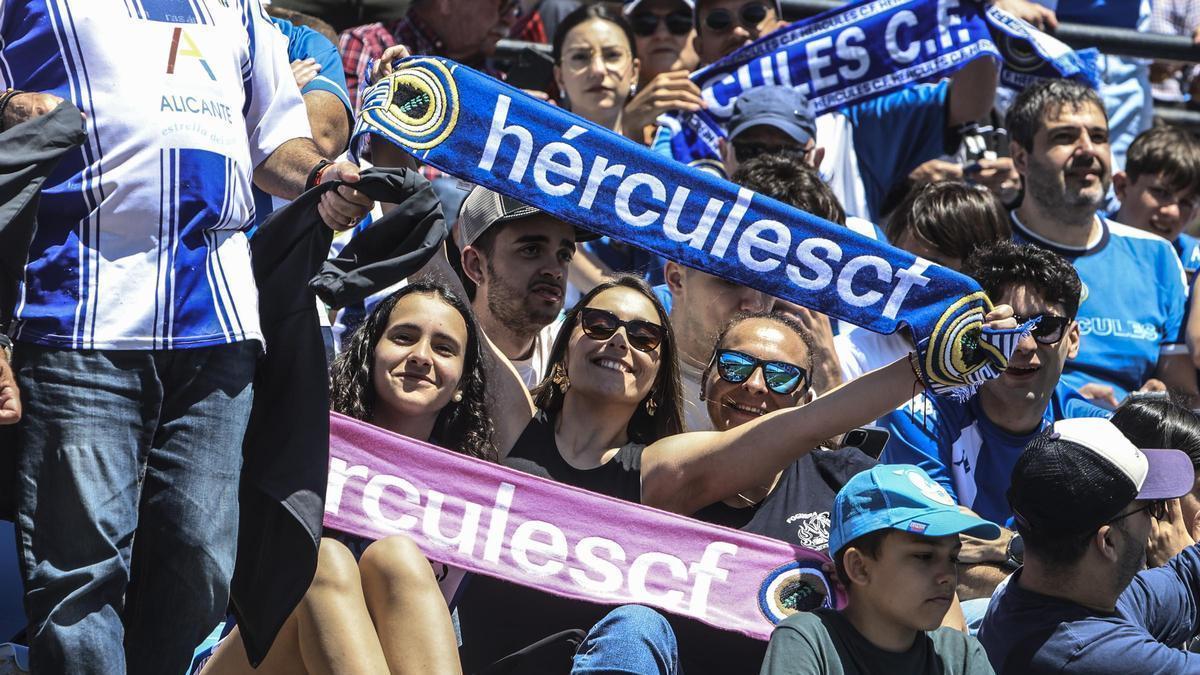 Hinchas del Hércules muestran sus bufantas durante la goeada a la Peña Deportiva en Alicante.