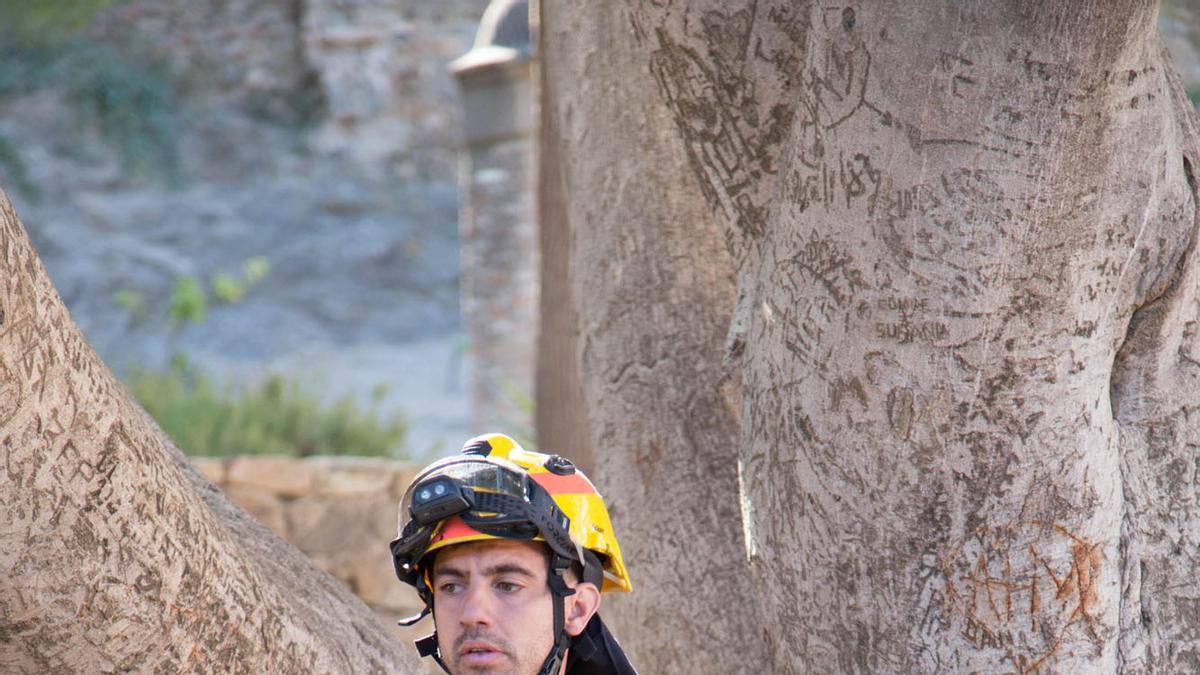 Los bomberos  inspeccionan dos pozos en la Alcazaba y Gibralfaro. Foto: Alejandro Santana Almendro