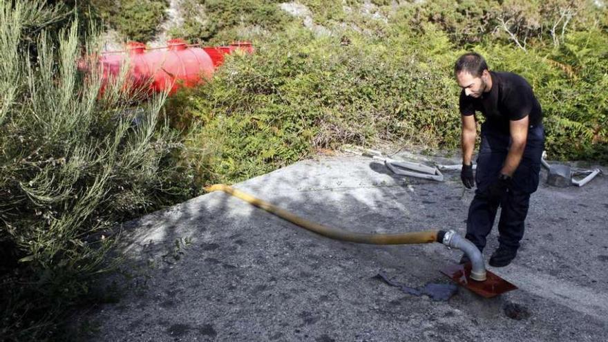 Abastecimiento externo al depósito de Codeseda, este verano, con un camión cisterna.