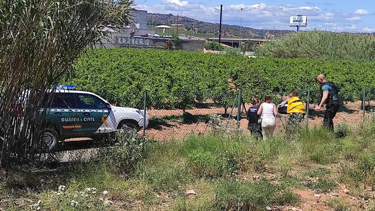 Evacuación de una mujer y su bebé.