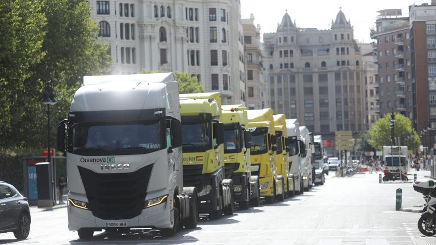 Decenas de camiones desfilan por València en honor a San Cristóbal