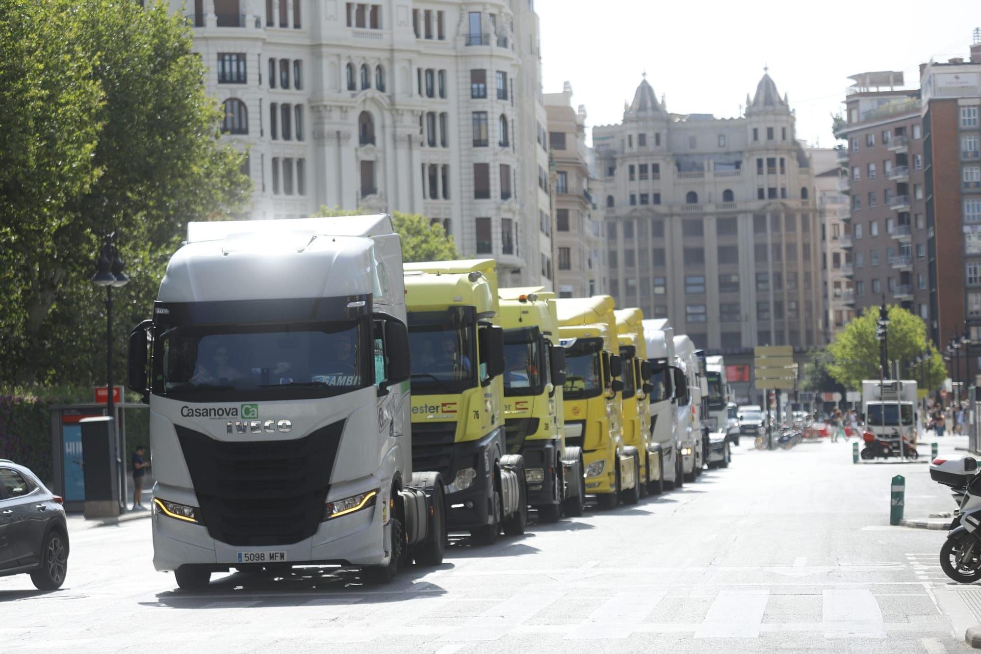 Decenas de camiones desfilan por València en honor a San Cristóbal
