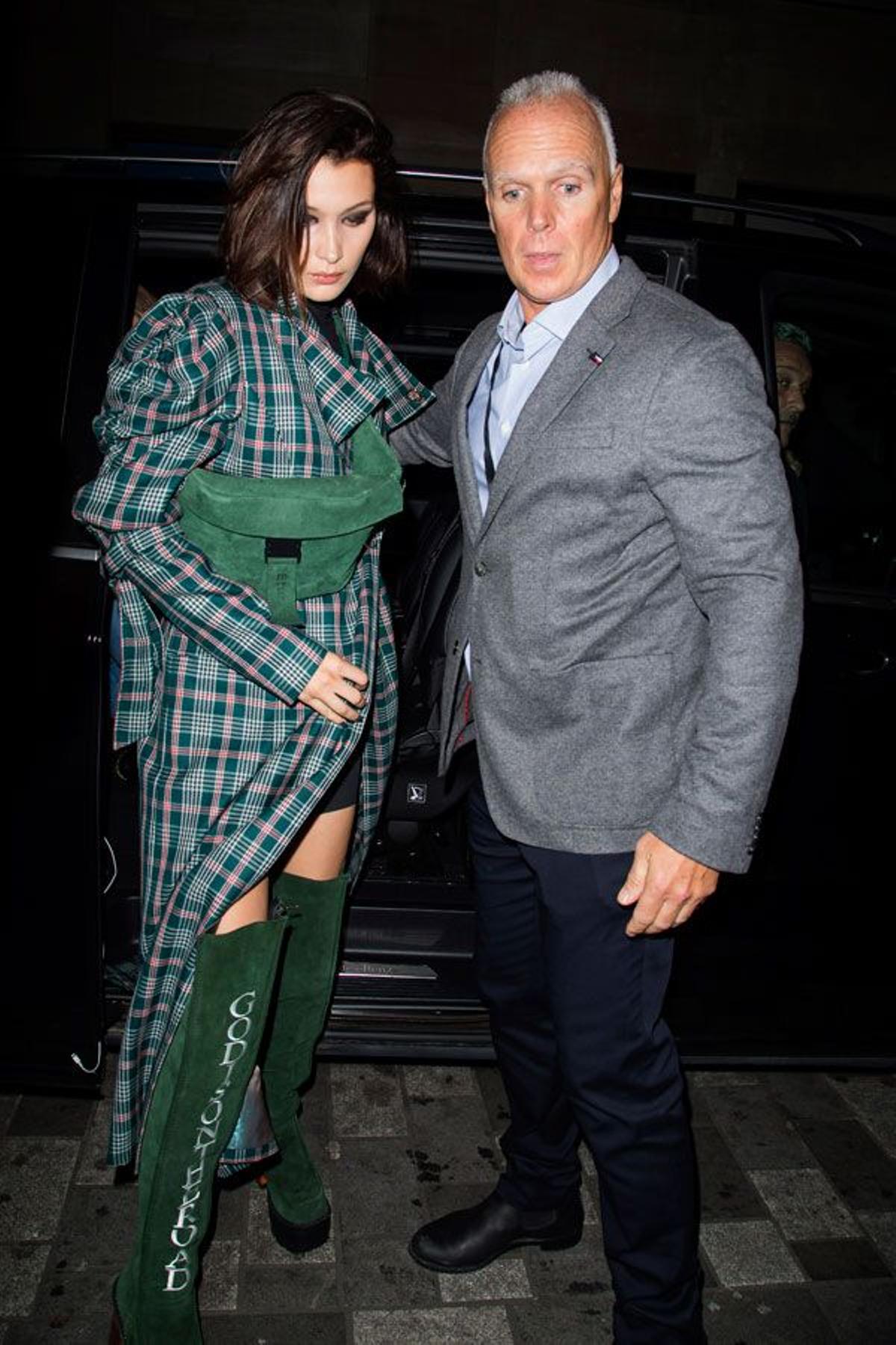 Bella Hadid con botas verdes de Maria Ke Fisherman y chaqueta de cuadros