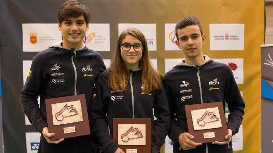 Sanjurjo, Lamiño y Míguez posan con sus trofeos.