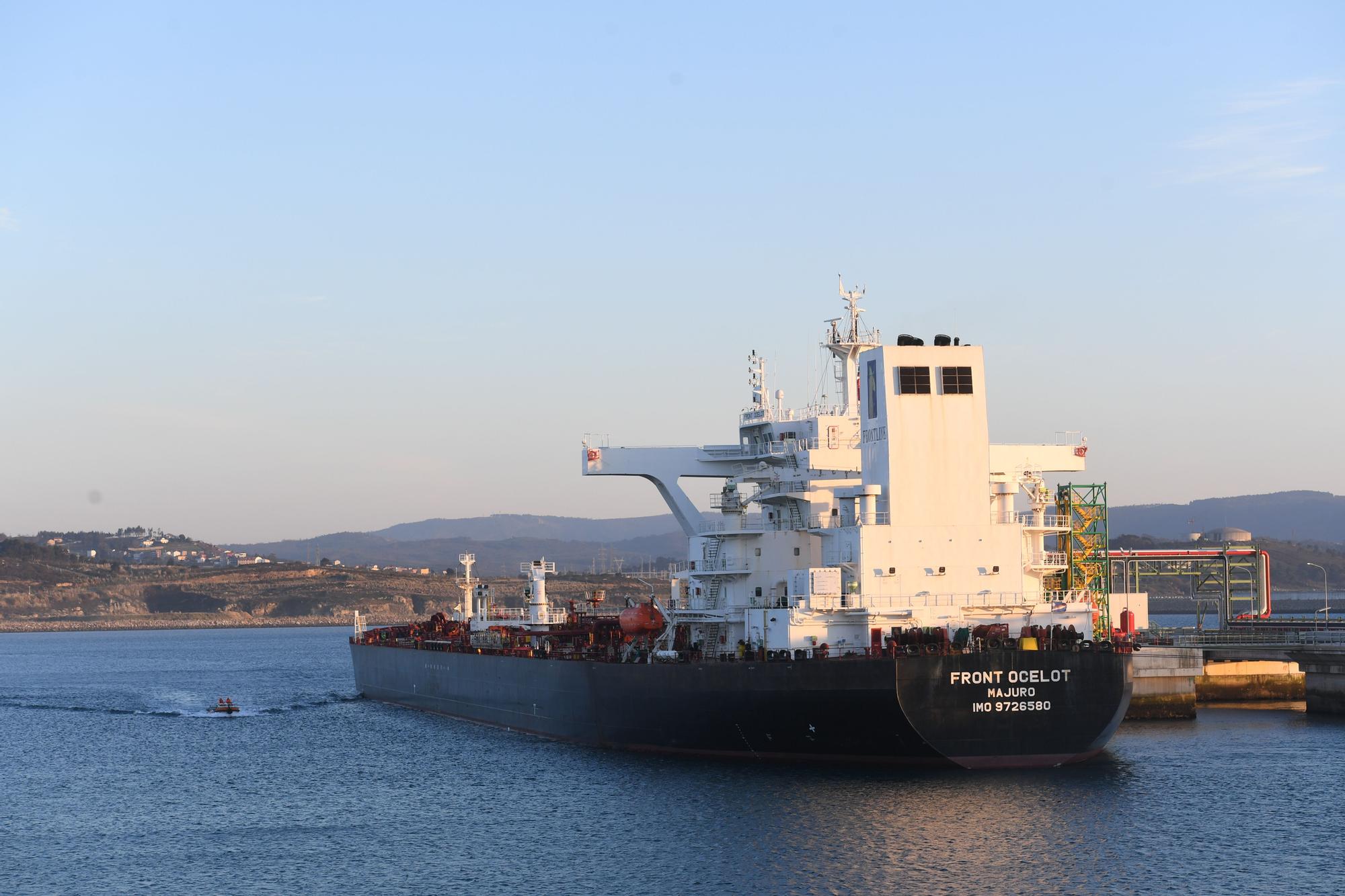El puerto exterior de A Coruña recibe al petrolero de su primera descarga  de crudo - La Opinión de A Coruña