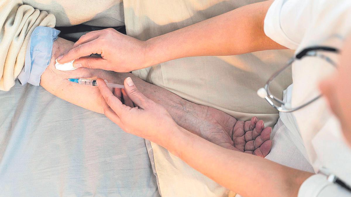 Un médico hace una analítica a un paciente.