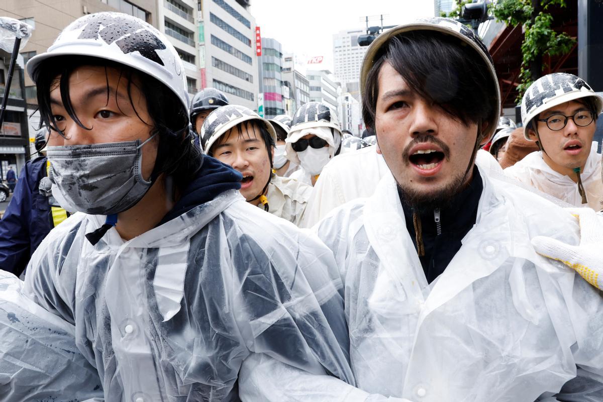 Los líderes del G7 visitan el Memorial Park para las víctimas de la bomba atómica en Hiroshima, entre protestas