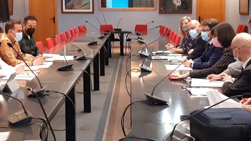 Representantes de la patronal y de los sindicatos, a la izquierda, durante la reunión que mantuvieron con cargos del Gobierno autonómico, a la derecha.