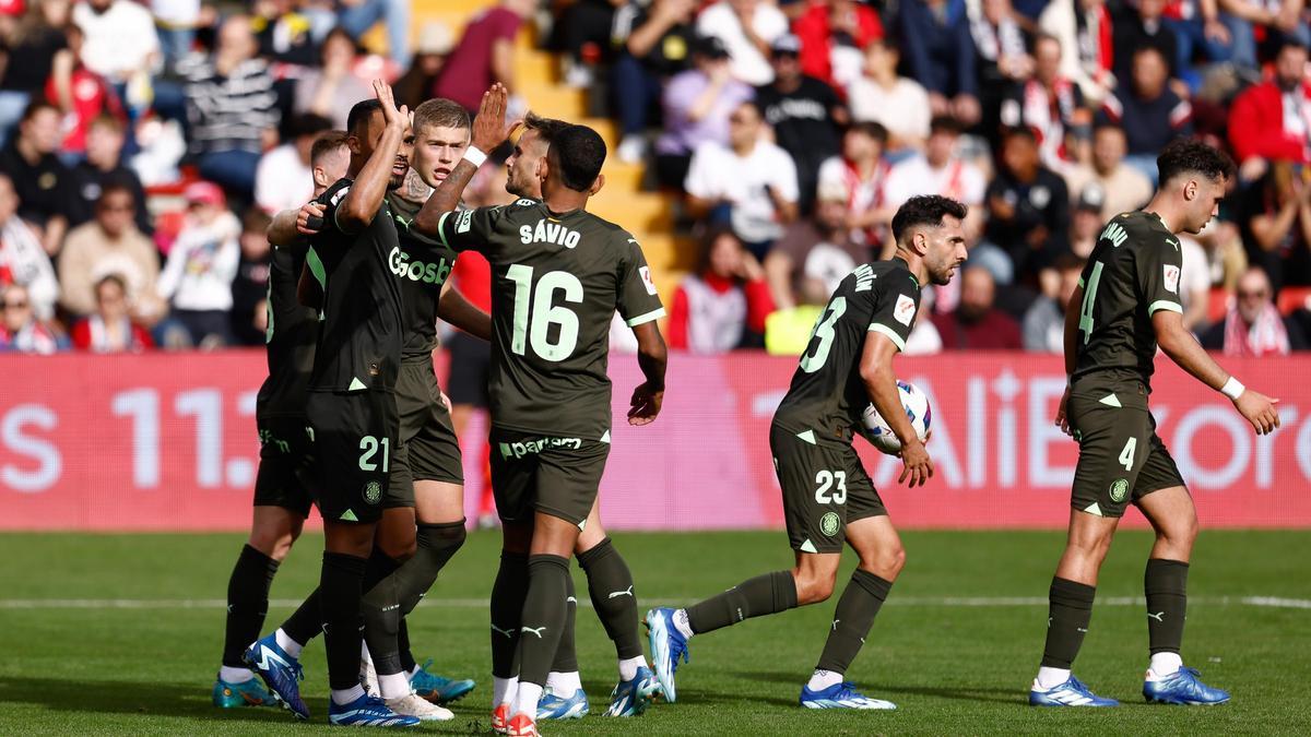 Els jugadors del Girona celebren el gol de Dovbyk que empatava el partit a Vallecas dissabte passat
