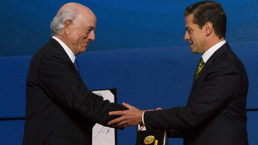 Francisco González saluda al presidente Peña Nieto tras recibir la Orden del Águila Azteca. // FdV