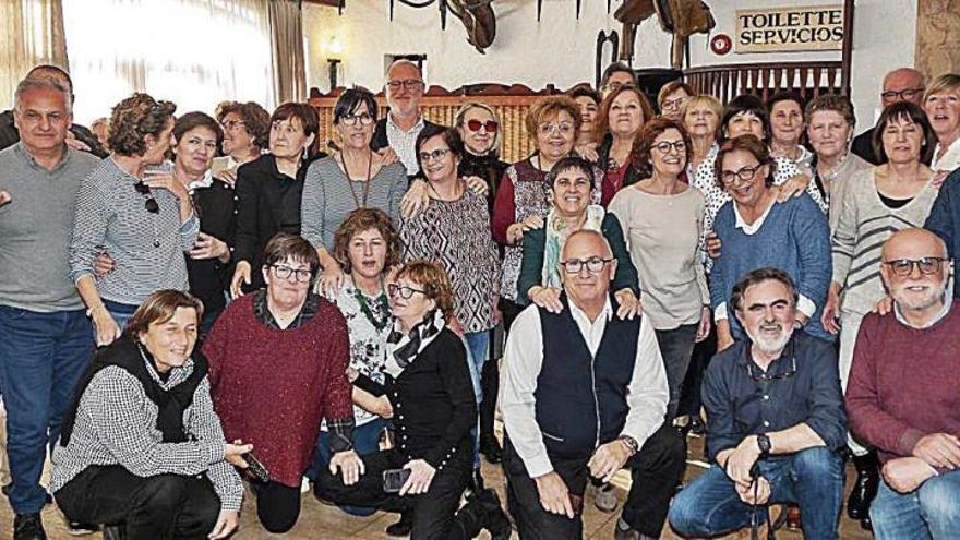 Foto de familia de algunos de los antiguos profesores y alumnos del instituto de Inca.