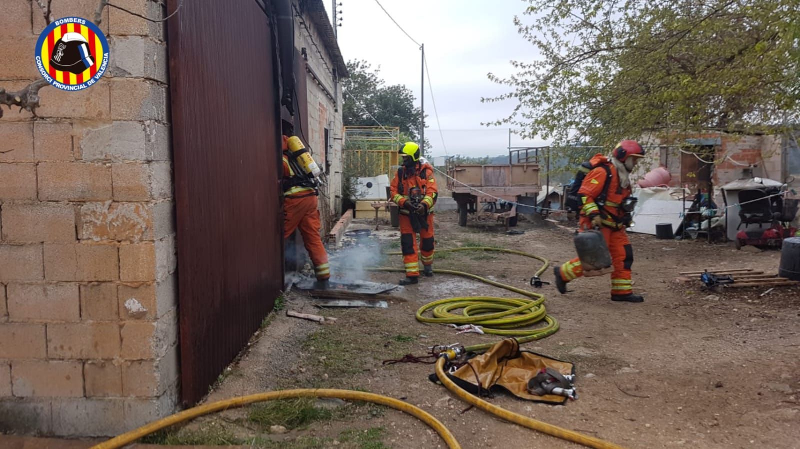 Un muerto en un incendio en una nave de Aielo de Malferit