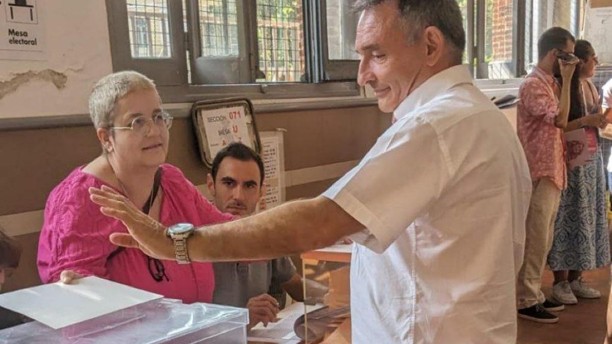 El candidato de Sumar, Enrique Santiago, ejerce su derecho al voto en Madrid.